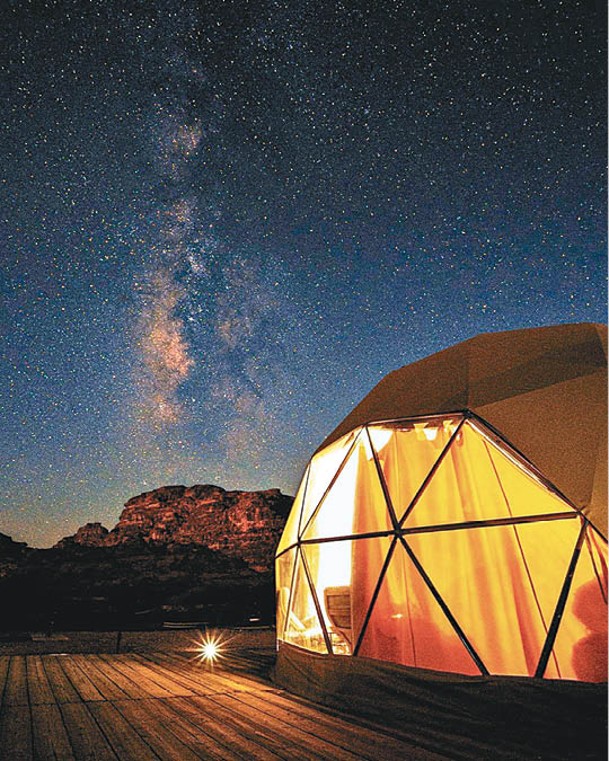 夜晚的沙漠遠離城市高樓和光污染，躺在帳篷觀星是絕佳享受。