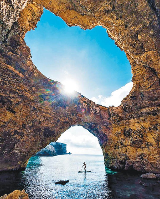 藍洞位於馬耳他主島，各位可乘搭小船穿過一個個的洞穴，隨着日光變化海水更會呈現深淺不一的藍。
