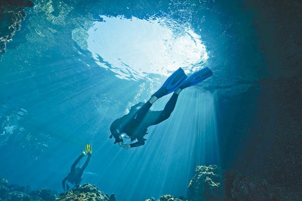 L’Ahrax Point礁石洞穴海水最深處達30米，身處其中可欣賞到多樣性的珊瑚。