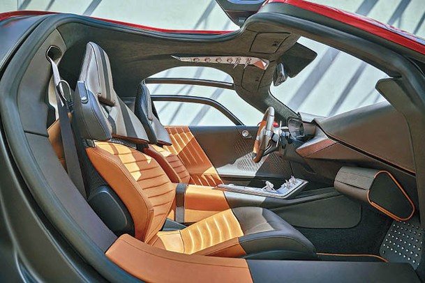 「Tributo」車廂風格廣泛採用鋁質物料鋪陳，一對座椅以Poltrona Frau皮革包覆，重新詮釋了1967年33 Stradale設計。