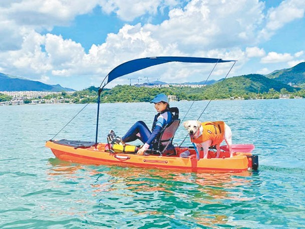 香港踏浪艇協會提供踏浪艇租借服務，可與狗狗在海面踏浪前進。
