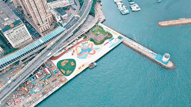 「東岸公園主題區」最大特色是設有維港首條正式向公眾與寵物開放的百米長防波堤，坐擁360度維港無敵景致。