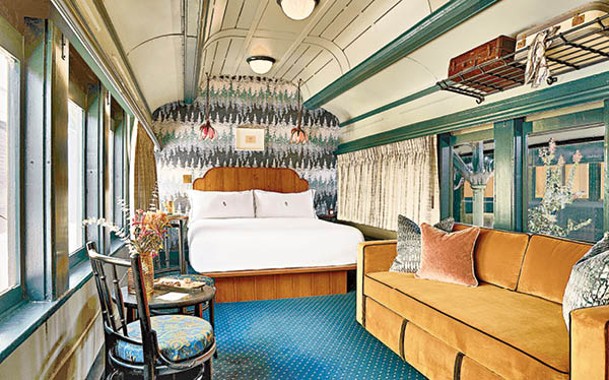 酒店的Sleeper Deluxe房型可看到維多利亞風格和世紀中期現代主義風格的布置裝飾。