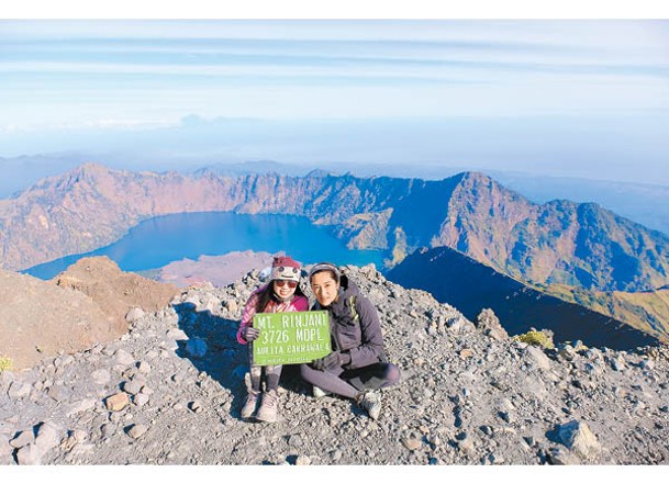 經過兩日一夜的行程，終於登上林查尼火山，當然要打卡留念！