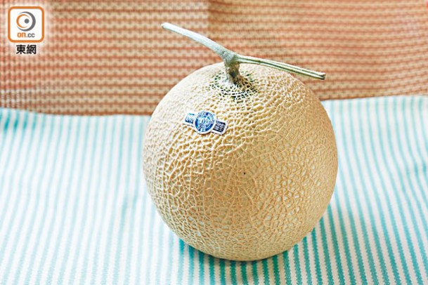 日本靜岡皇冠蜜瓜<br>一樹一瓜，皮薄肉嫩，清甜而不膩，軟腍多汁，全年供應。（a）