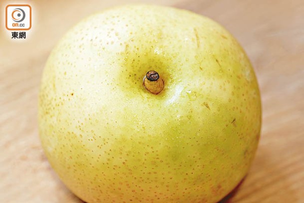 梨子如多綠色外皮，不妨耐性一點，待果皮變黃吃起來更甜。