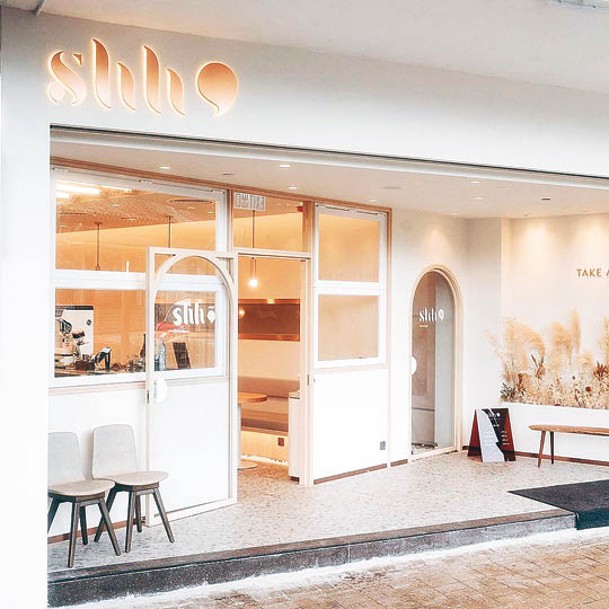 shh massage and cafe分為兩層，集Cafe及按摩店於一身。