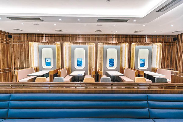 餐廳加上機艙的窗戶作布置，令人有搭飛機的錯覺。