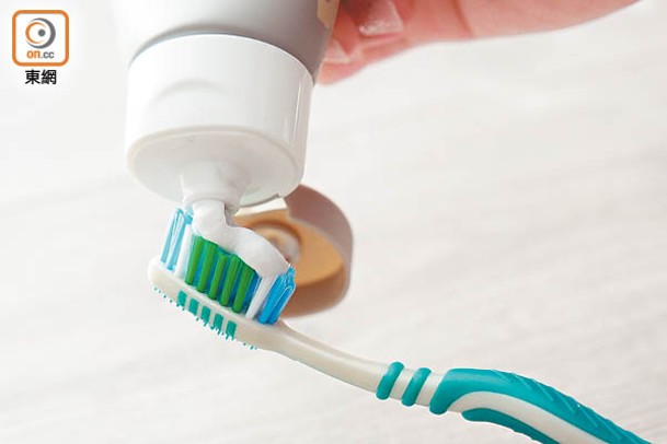 潔面乳可擠在牙刷上擦拭衣領、衣袖及白波鞋，後再以清水沖洗。