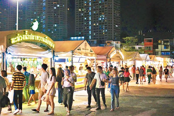 雖然夜市地點有點隔涉，但周末例必人頭湧湧。