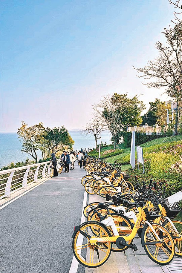 美團共享單車外形為黃色，覆蓋深圳大部分區域，可用香港手機號註冊。