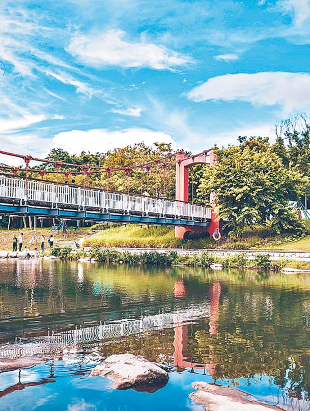 引鳳橋是必到打卡點，不少遊人在溪邊戲水。