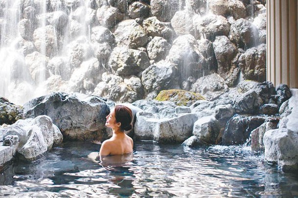 酒店設有露天溫泉浴池「小瀨溫泉」，被稱為美膚溫泉，浸完滑一滑。