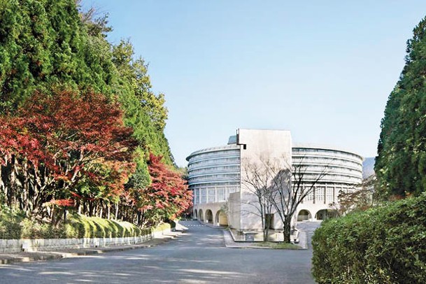 酒店圓柱形的外觀展現出村野藤吾特有的曲線美。