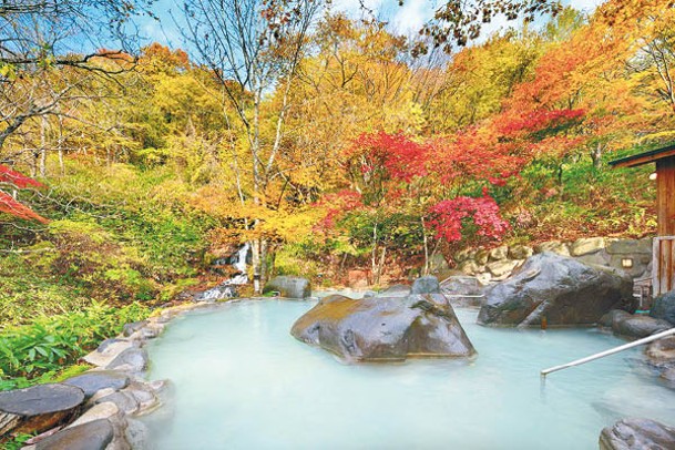 即日至11月25日周末及假期推出的八重九重之湯，浸浴期間可飽覽紅葉景色。