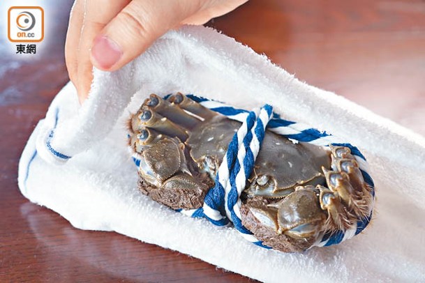 用濕布包好大閘蟹，放在適當溫度，方便保存。