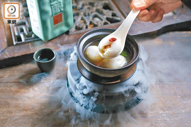 蟹粉湯圓<br>飽滿湯圓配上湯，看似甜品其實是鹹食，入口清鮮軟糯。