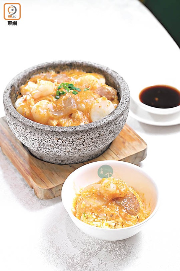 蟹粉三鮮石鍋飯<br>炒飯淋上加帶子、海參和蝦肉的蟹粉三鮮，趁熱拌勻享用最好。
