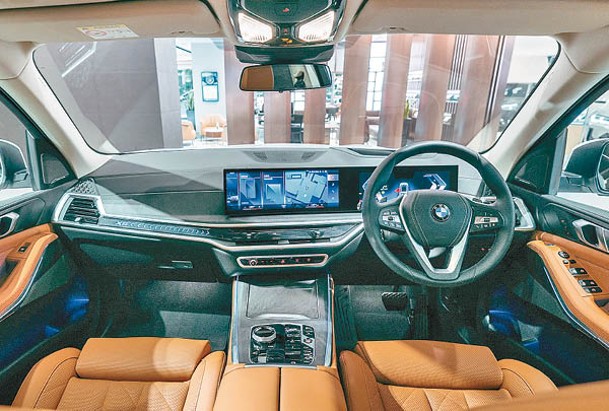 三車型均升級至全新BMW iDrive 8.5 操作系統、12.3吋數碼儀錶板搭配14.9吋輕觸式螢幕所構成的一體式曲面螢幕，以及AR擴增實境導航等。