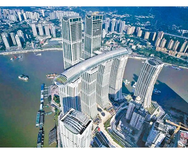 重慶來福士由8座摩天大樓和一座5層高的基座建築組成，是當地新地標。