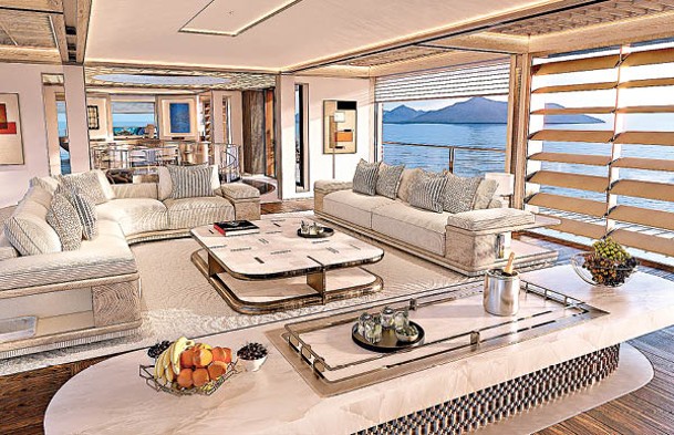 透過落地窗、可調節百葉窗和天窗引入自然光，可令室內裝潢顯得金碧輝煌。（Sinot Yacht Architecture & Design©2023）