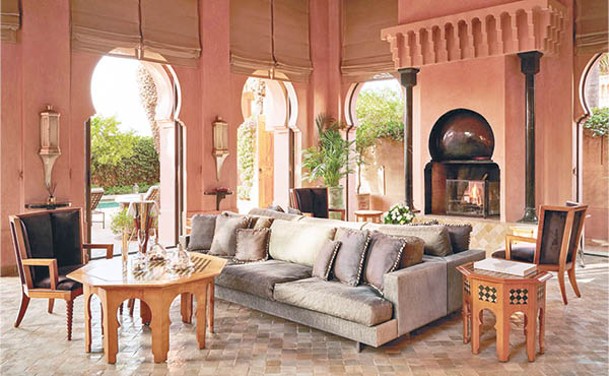 Al Hamra Maison屋內設計糅合柏柏語族傳統元素，圓弧形天花板及開放式格局，有種難得的悠閒感。