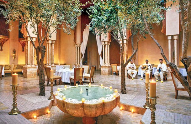 The Moroccan Restaurant中心有一座貝殼形噴泉，每晚都有當地音樂家演奏傳統樂曲。