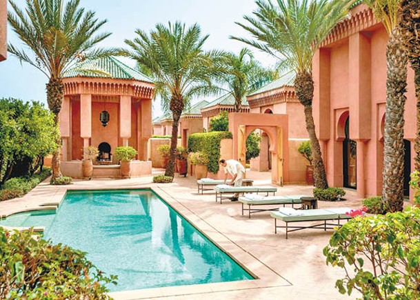 碧咸入住的Al Hamra Maison面積達1,130平方米，擁有寬敞的私人花園和大型溫水游泳池。
