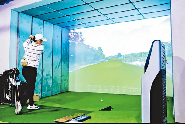 高爾夫球區備有4K立體屏幕，還原真實擊球場景。