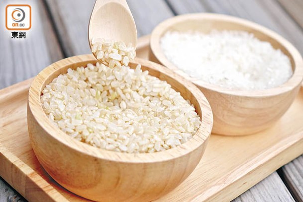 進行無麩質飲食時，應多選糙米、小米、藜麥、蕎麥取代小麥主食。
