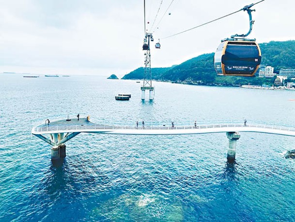 釜山松島海上纜車行駛於海面86米之上， 腳下是一片遼闊的大海及松島景色 。