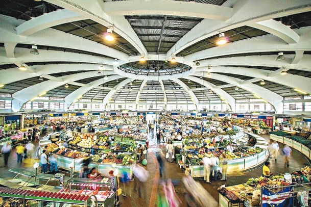 擁有巨大穹頂的Mercado de Benfica，內有約200個檔攤讓你慢慢發掘。