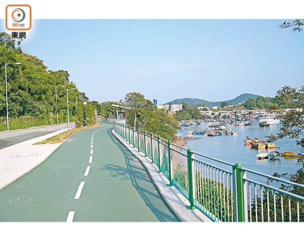 單車徑依海而建，沿途可將船灣海及八仙嶺的景色盡收眼底。
