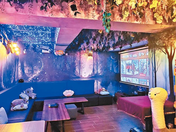 浪漫的夜景森林主題房以紫藍色為主，最適合作主題派對。