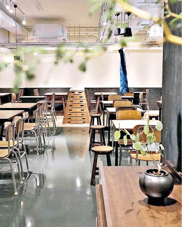 餐廳布置像間日本課室，而且更放有鞍馬跳箱。