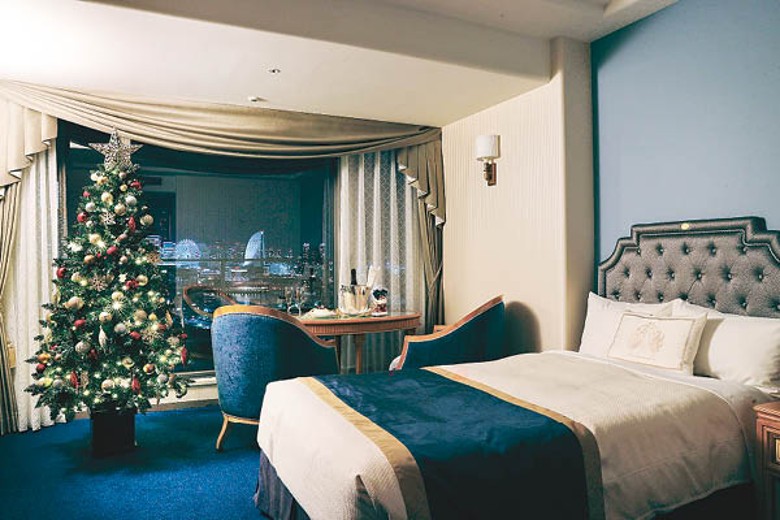 橫濱市Hotel New Grand推出每日兩房限定的「Christmas Stay 2023～Cheers！～」 住宿方案，窗外可看到迷人的橫濱港景色。