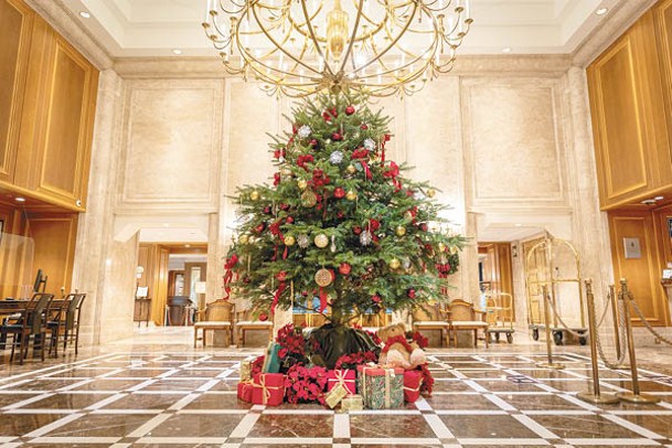 Tower館1樓大堂設置了一棵由真正的冷杉樹打造而成的聖誕樹，用香檳色裝飾點綴，感覺華麗。