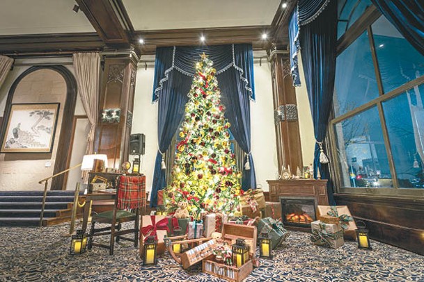 本館2樓大堂打造了一個聖誕老人大宅空間，設有壁爐及書桌，並放置了超過3.5米高的聖誕樹。