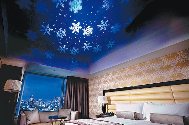 白雪客房的天花板上布滿雪花投影，感覺夢幻。