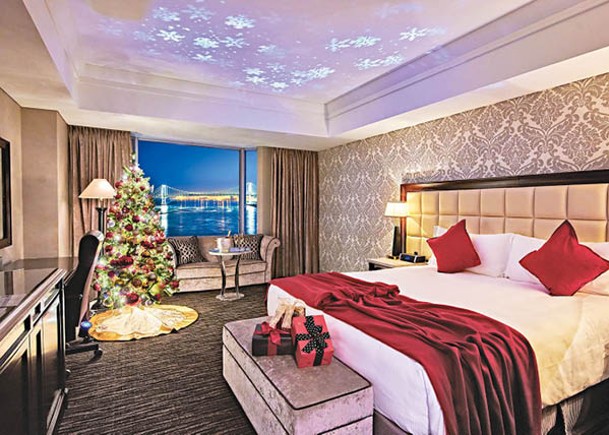 聖誕樓層的客房內有繽紛的聖誕裝飾布置，包括聖誕樹、禮物及雪花投影燈，很有節日氣氛。