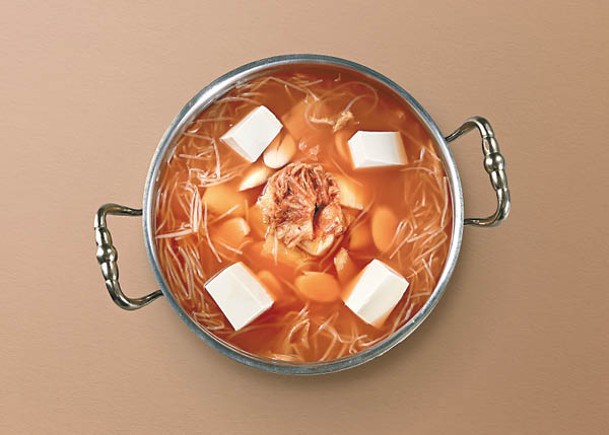 韓國泡菜年糕豆腐湯<br>以自家製泡菜、韓國粉絲、豆腐和韓國年糕製作，粉絲和年糕吸收濃郁的泡菜湯，香辛美味，素食人士也可享用。（d）