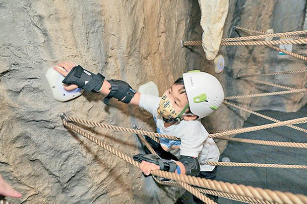 在場有專業攀岩教練團隊帶領，家長不用擔心會發生意外。