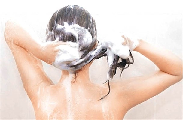 由於身體依然會出汗及有油脂分泌，所以每天洗頭會比較理想。