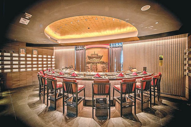 餐廳半圓鐵板枱最多容納14位客人，每個位置都可欣賞到師傅手藝。