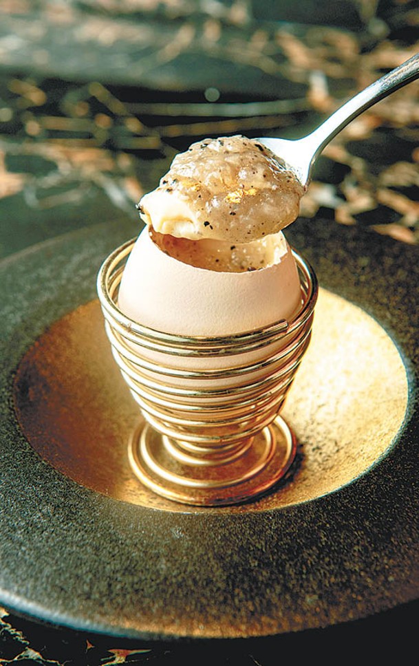 松露醬汁蒸蛋<br>薄薄蛋殼內是木魚湯蒸蛋，面層加點牛肉清湯和法國黑松露調配的松露汁，一口吃到底，蛋嫩又有松露香。