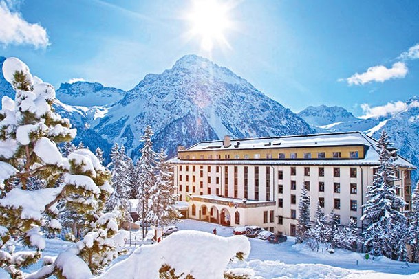 Hotel Faern Arosa Altein距離登雪山的纜車僅200米，十分方便滑雪人士。