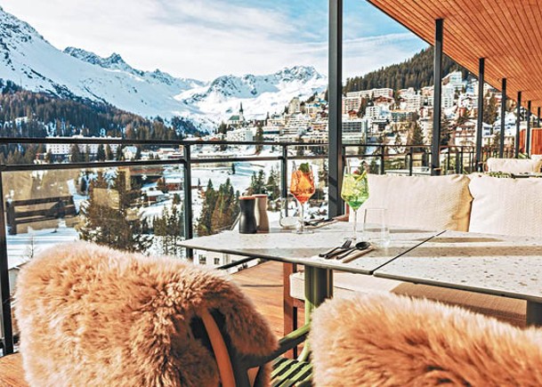 Alpensand Panoramic Restaurant & Social Club的戶外座位，可坐在溫暖羊毛椅上望着漂亮雪山用餐。