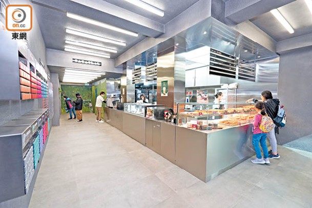 地下樓層設有可可製品選購區，旁邊是開放式烘焙工坊。