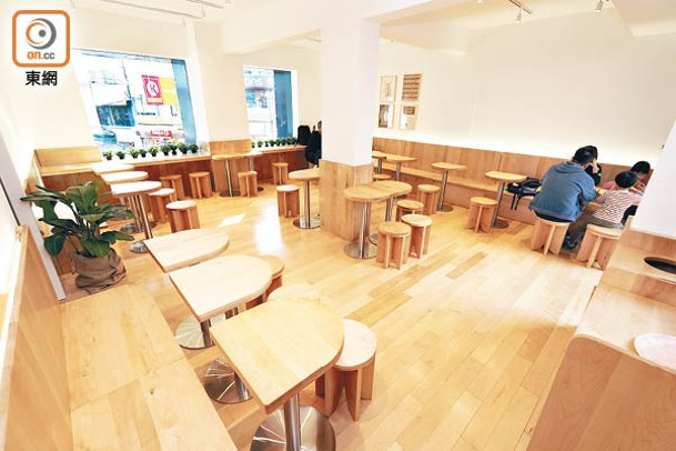 1樓Cafe以木色為主調，大家可在這裏開餐。
