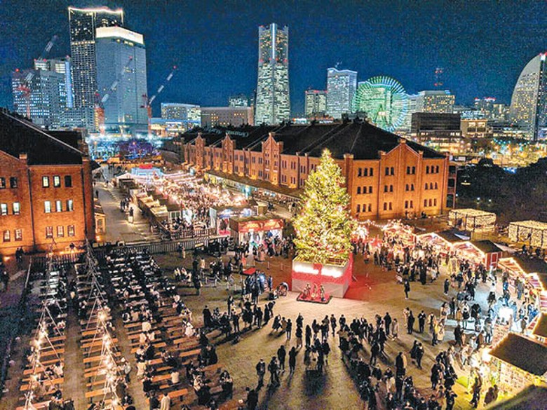 「Christmas Market in橫濱紅磚倉庫」豎立了10米高聖誕樹，配合周邊的燈飾、小屋攤檔及歷史建築，節日氣氛濃厚。